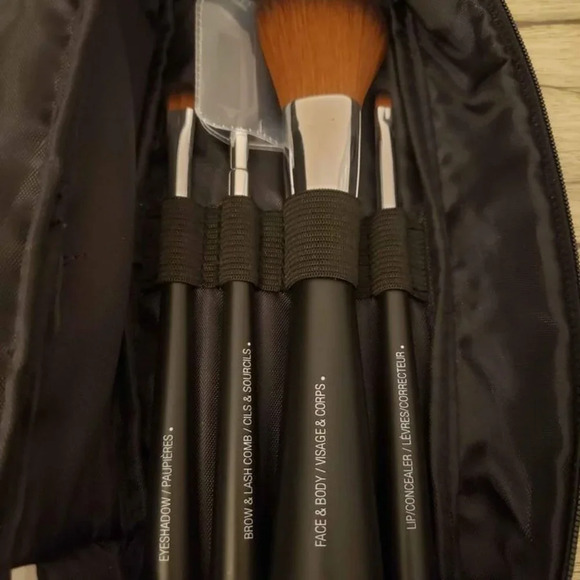 BNWT The Body Shop Brush Set  with Case - Picture 3 of 4